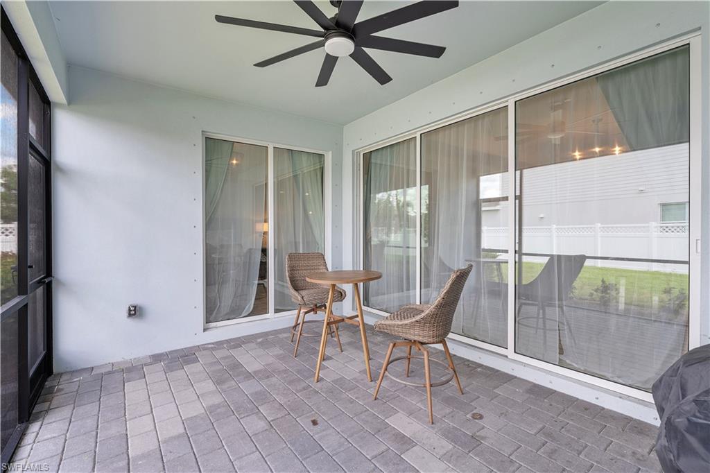 Sunroom / solarium with ceiling fan