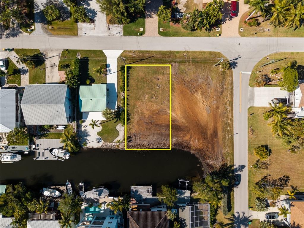 Aerial view of property's location featuring property boundaries highlighted and a large body of water