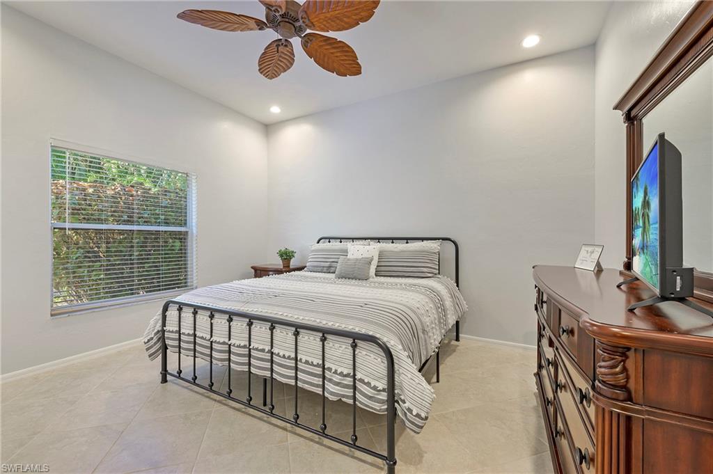 300 Wentworth CT photo 17