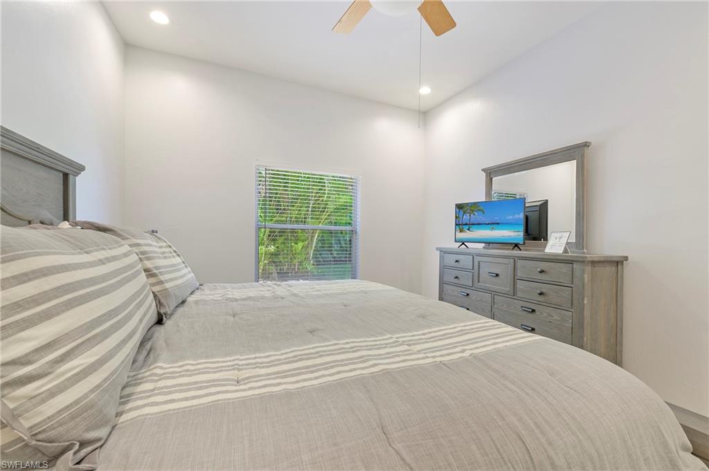 300 Wentworth CT photo 15