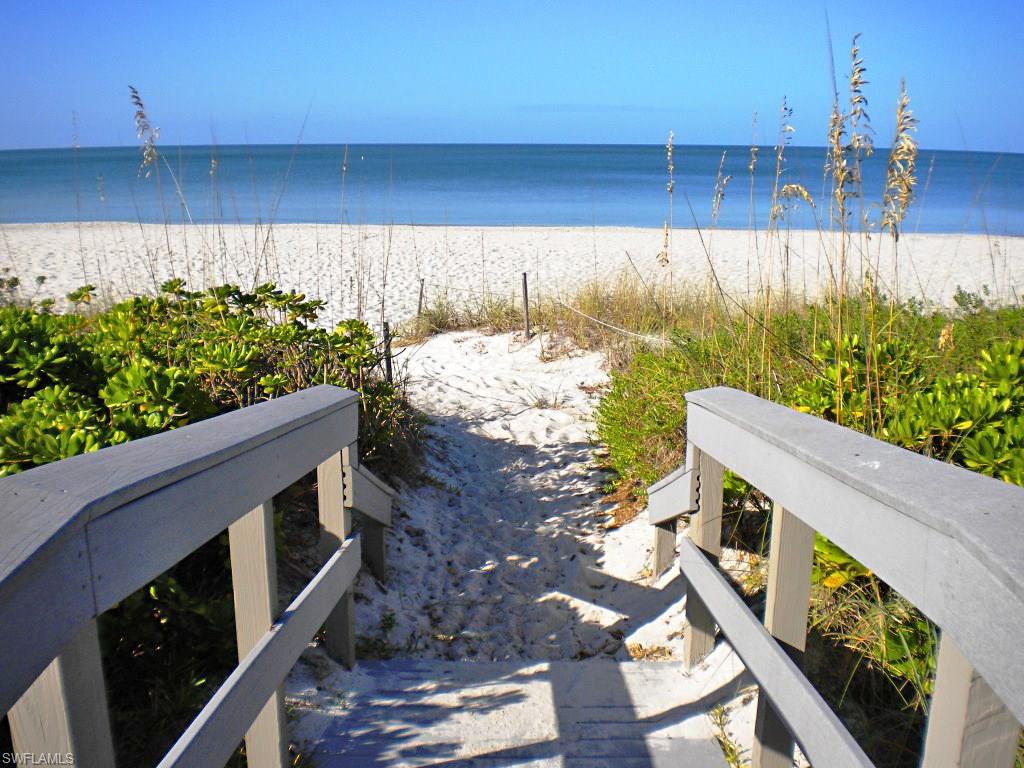 7 Blocks to the White Sand Beaches of the Gulf of Mexico.  Beach Parking Pass included!
