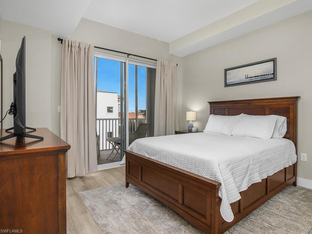 Guest Bedroom with Lanai access