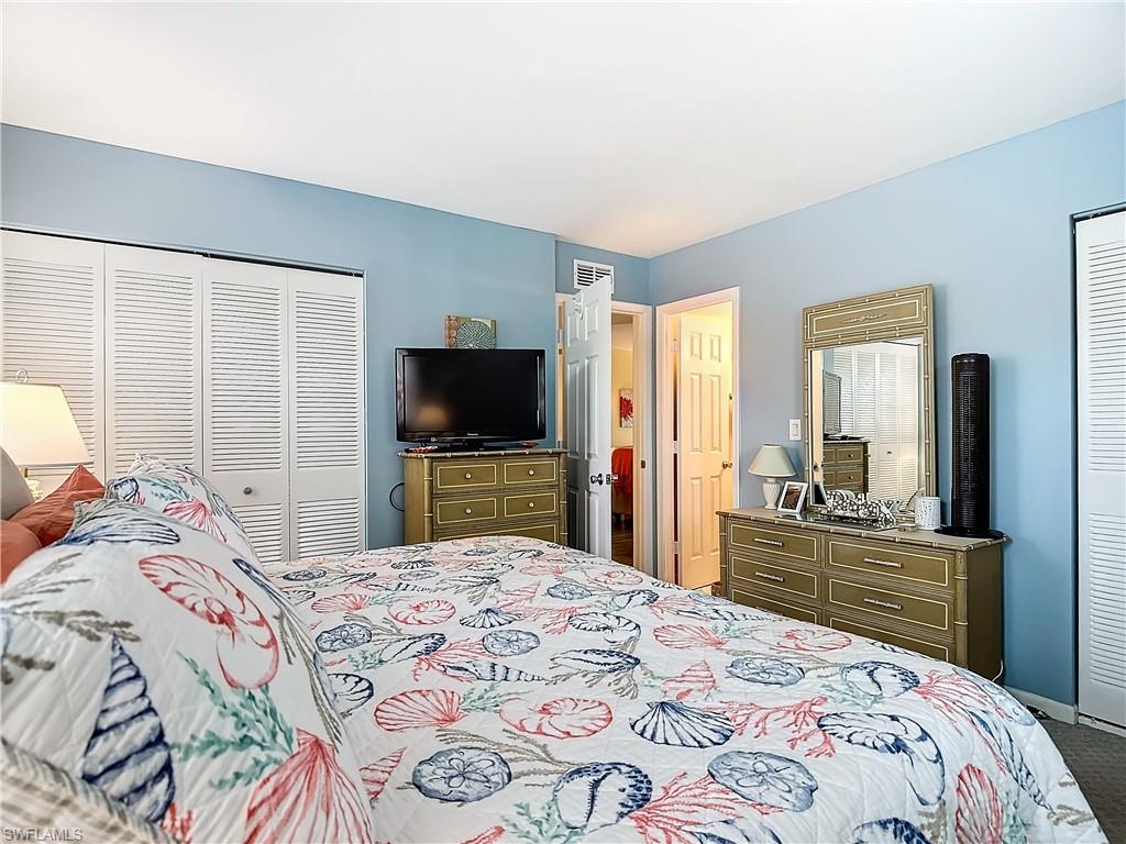 Bedroom with carpet