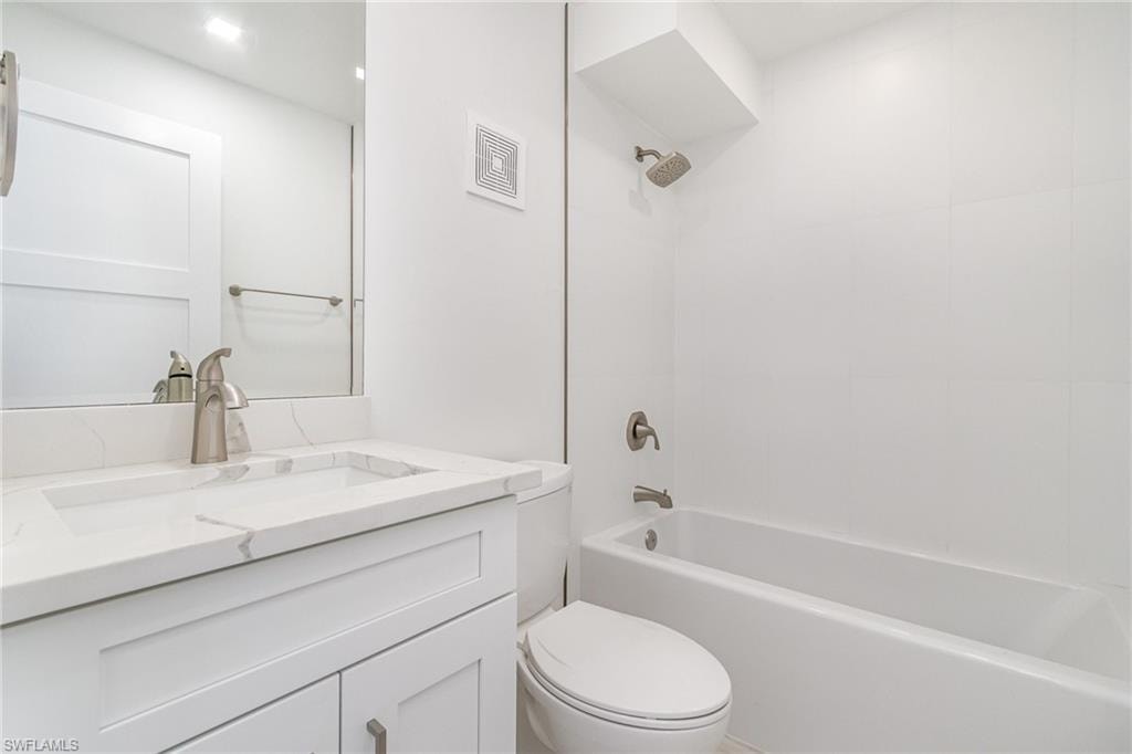 Guest Bath with Shower/Tub