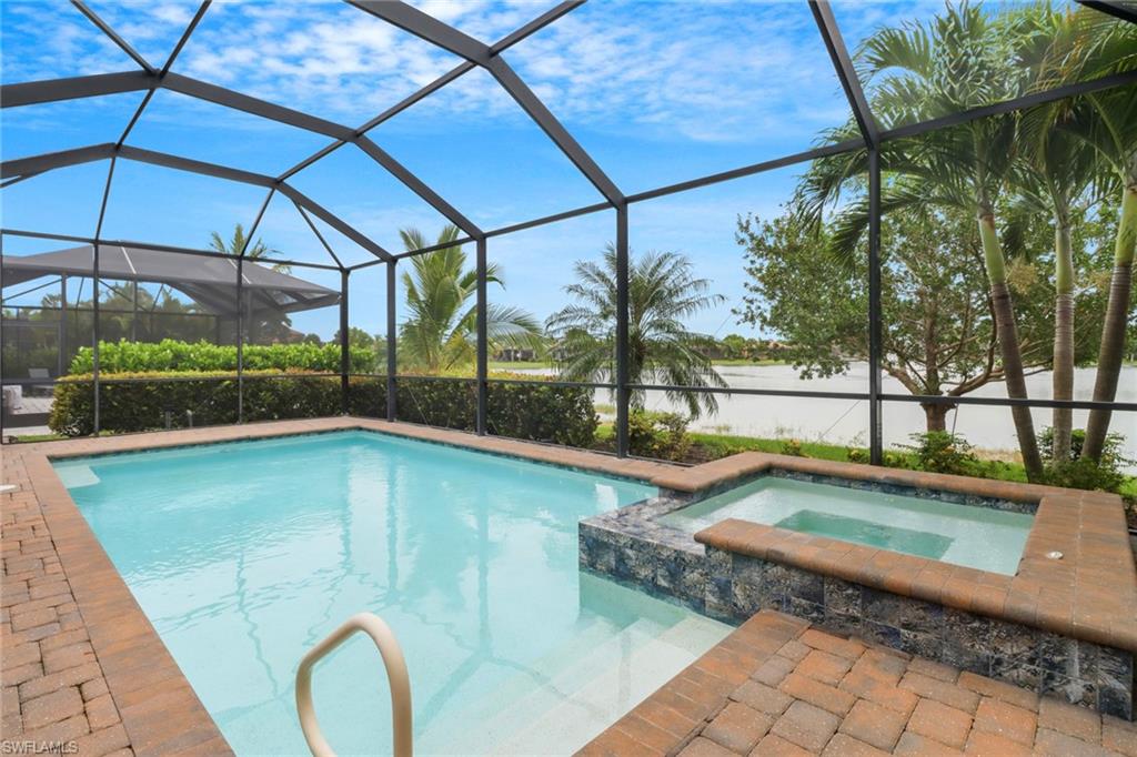 Sparkling swimming pool & spa on the screened lanai