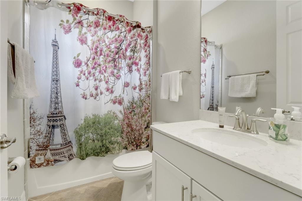 Lovely guest bathroom with tub/shower combination