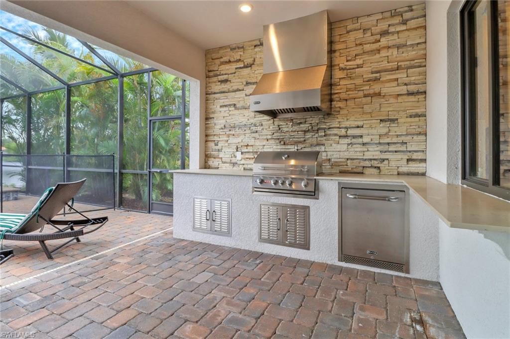 Prepare delicious meals in the outdoor kitchen