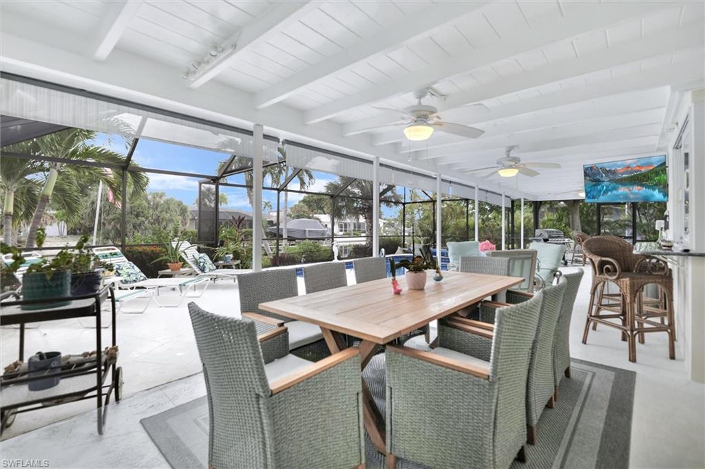 Sunroom / solarium with beam ceiling