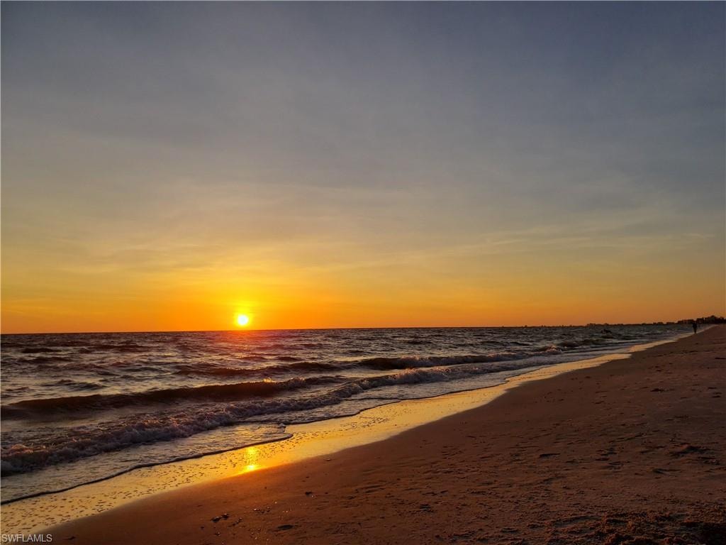 lRoyal Sunsets Every Night!