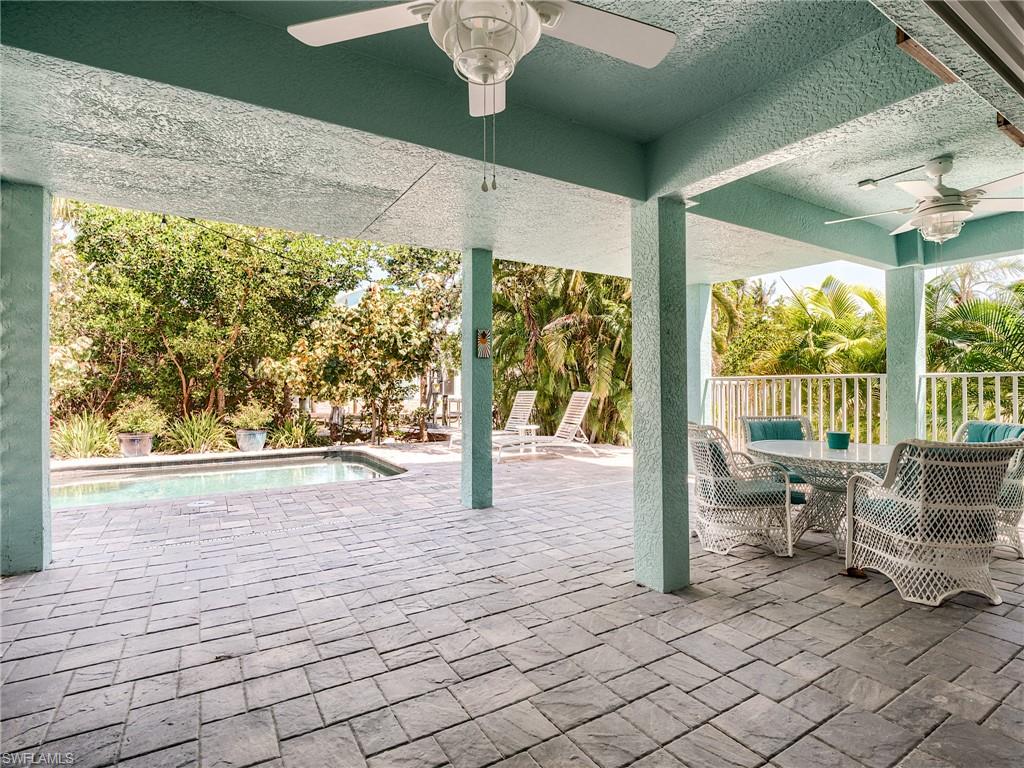 Outdoor Pool Dining!