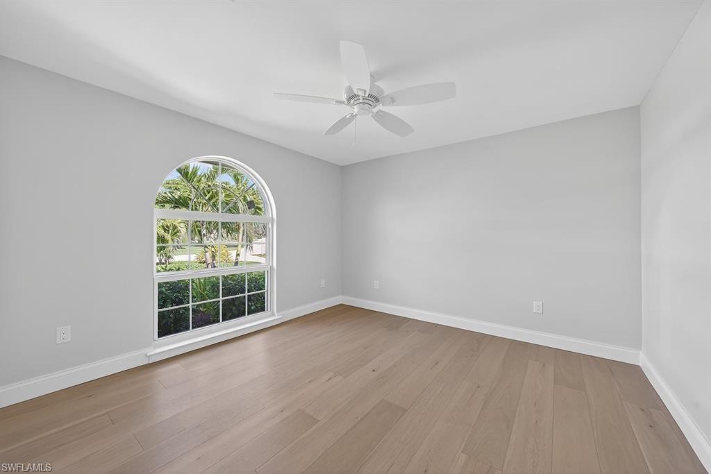 924 Kings Crown DR photo 32