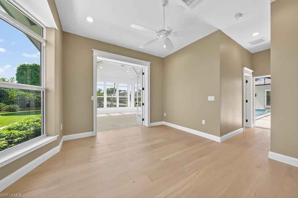 924 Kings Crown DR photo 21