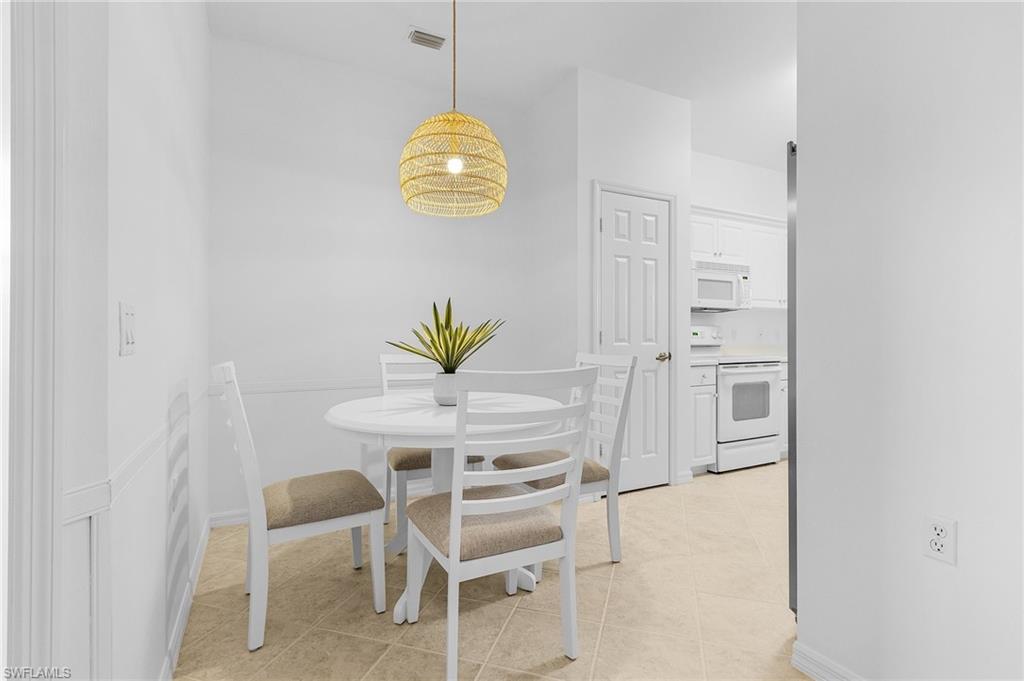 Eat-in kitchen nook.