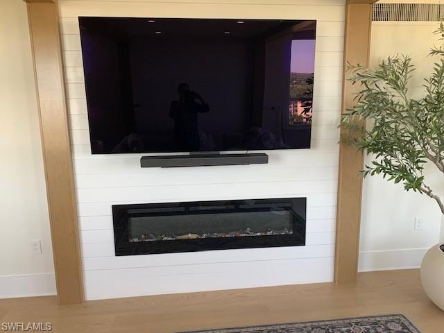 LARGE TV AND FIREPLACE LIVING ROOM