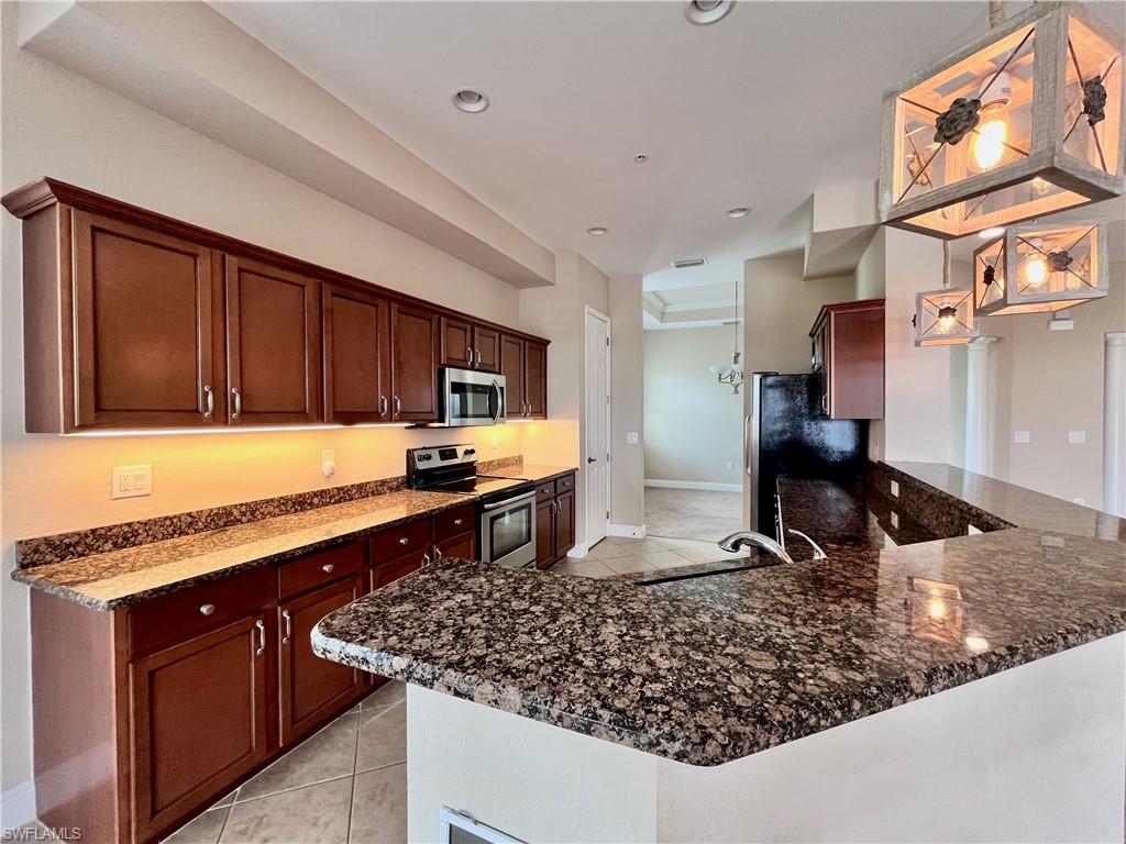 Kitchen Island bar height with recessed lighting and pendants