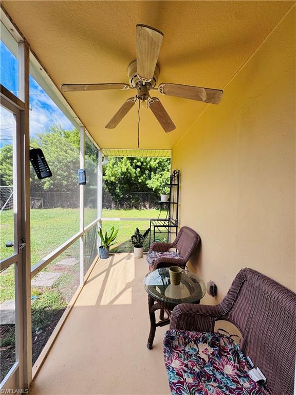 Sunroom / solarium with ceiling fan