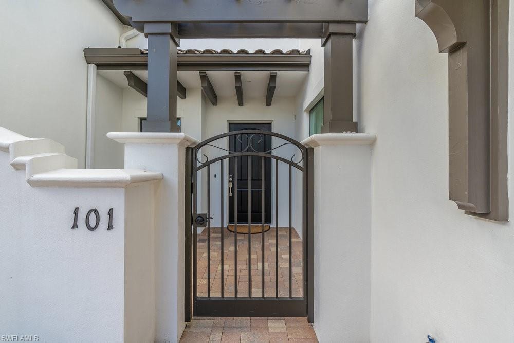 private gate entry courtyard