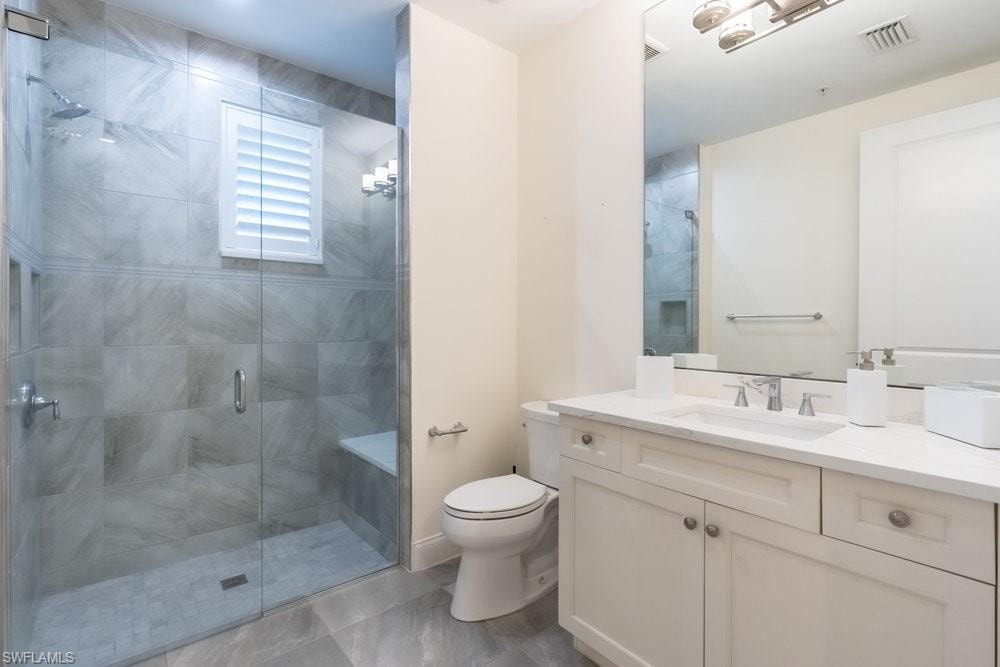 2nd en-suite bath with shower