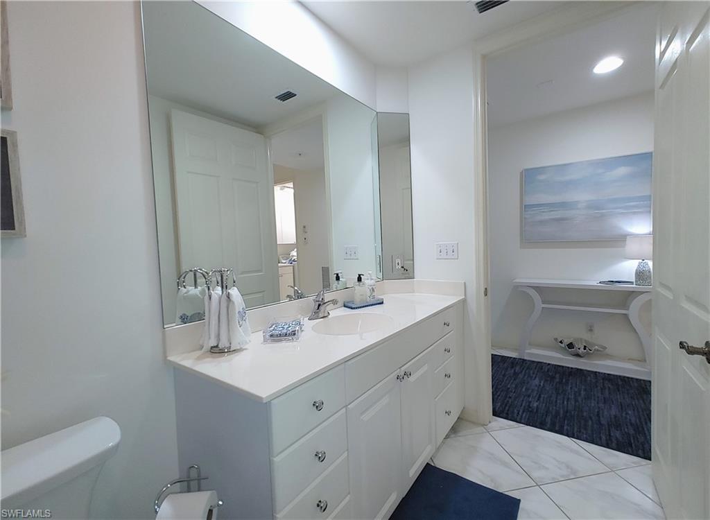 400 Flagship DR 704 photo 14