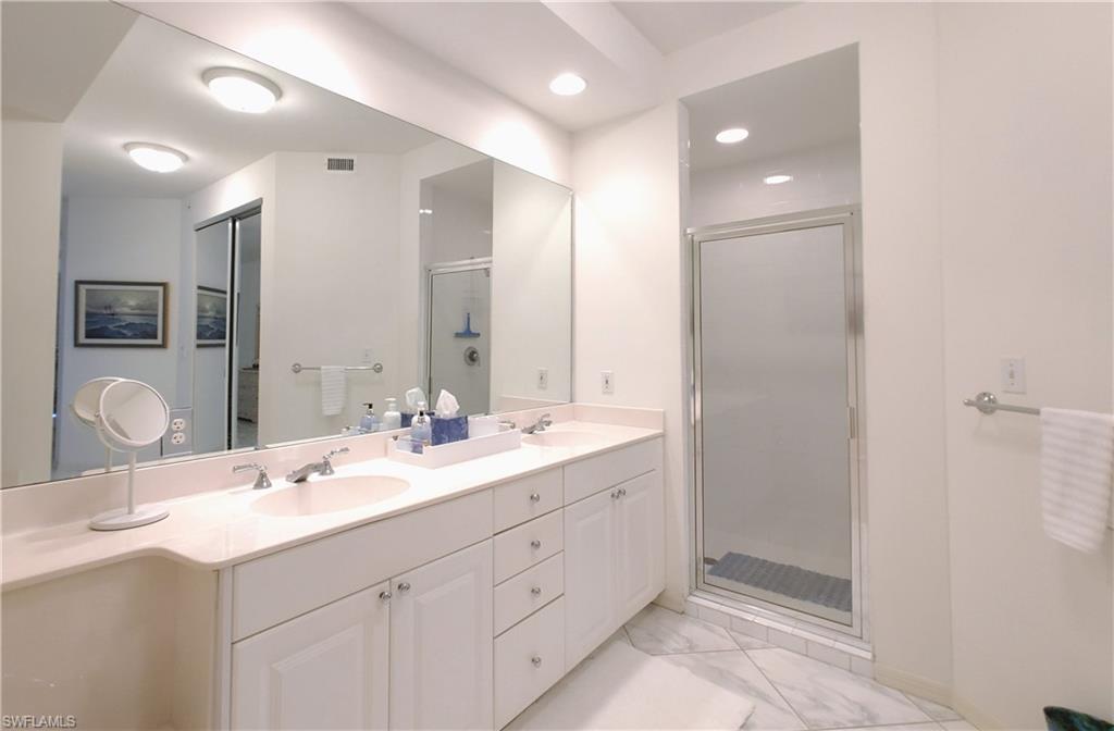 400 Flagship DR 704 photo 11