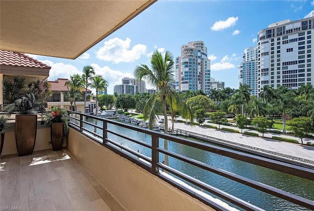 4400 Gulf Shore BLVD N 3-305