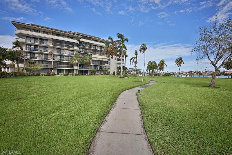 Surrounding community with a yard
