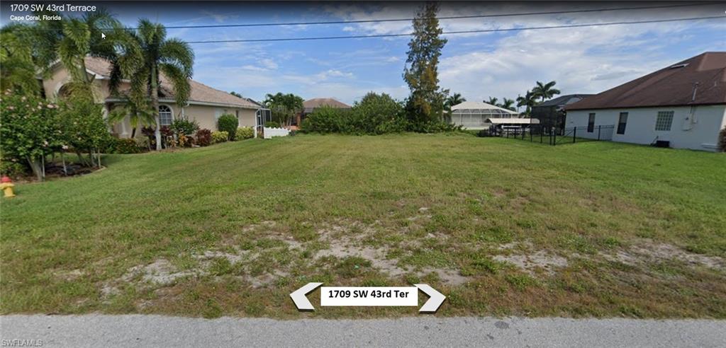 View of yard featuring a residential view