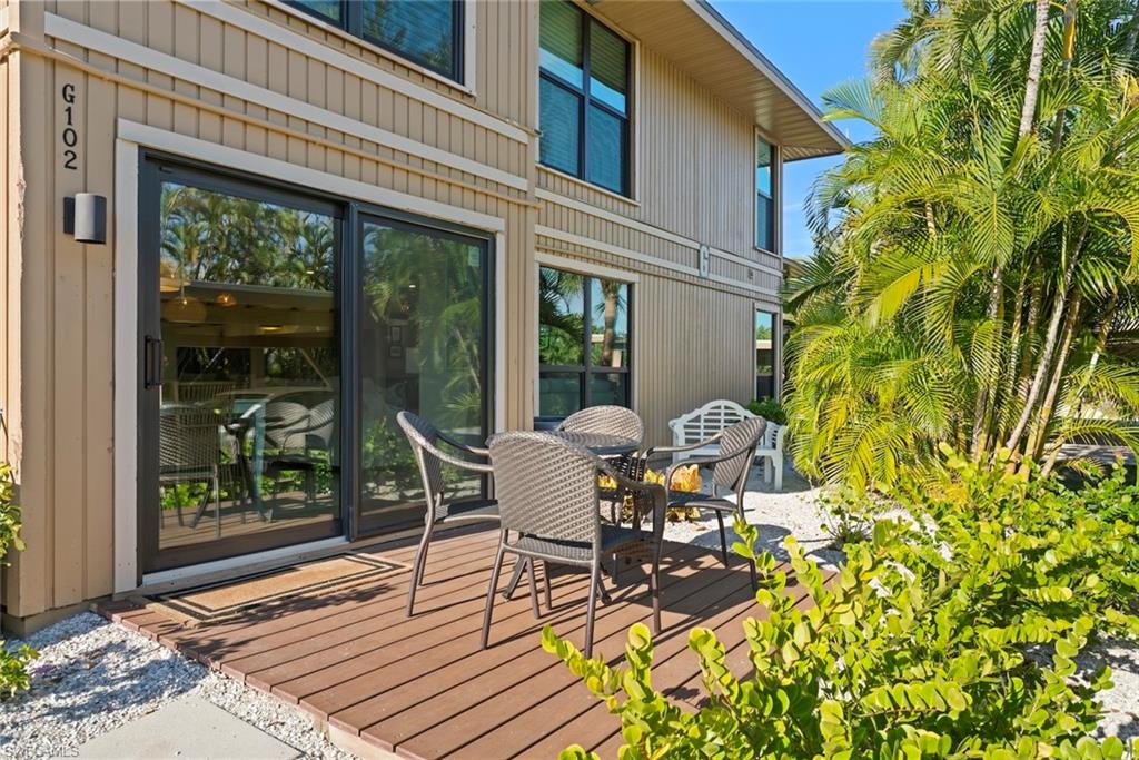 Deck with outdoor dining area