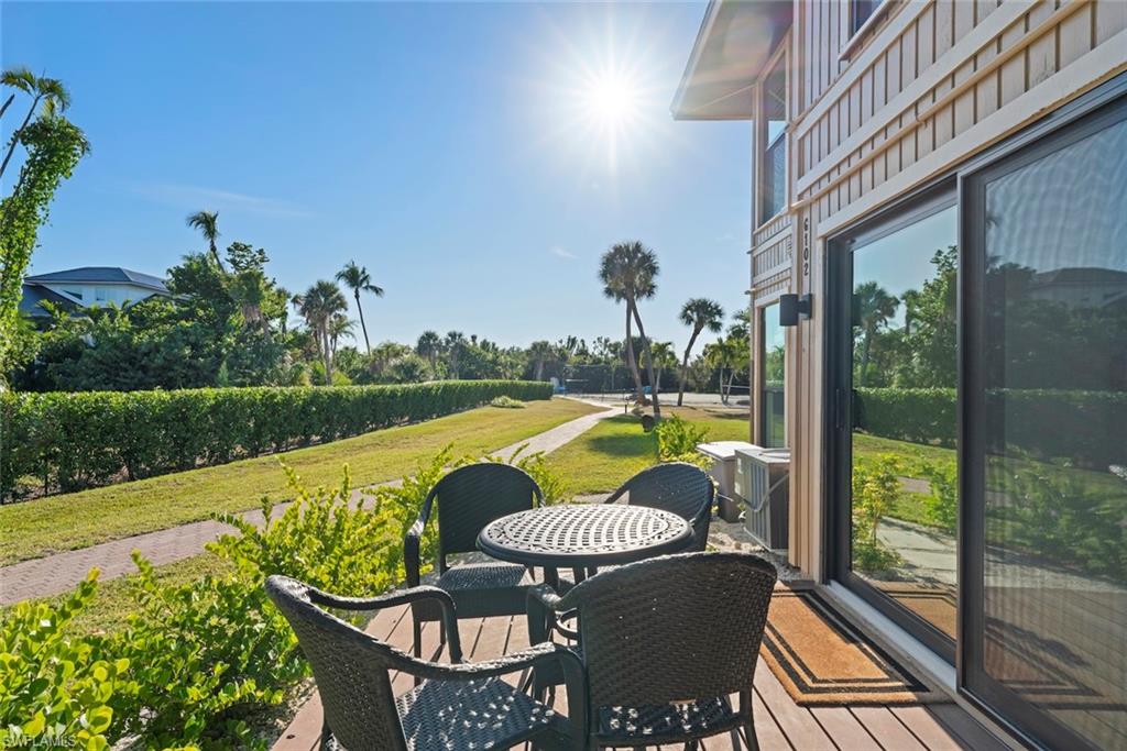 Deck with outdoor dining area