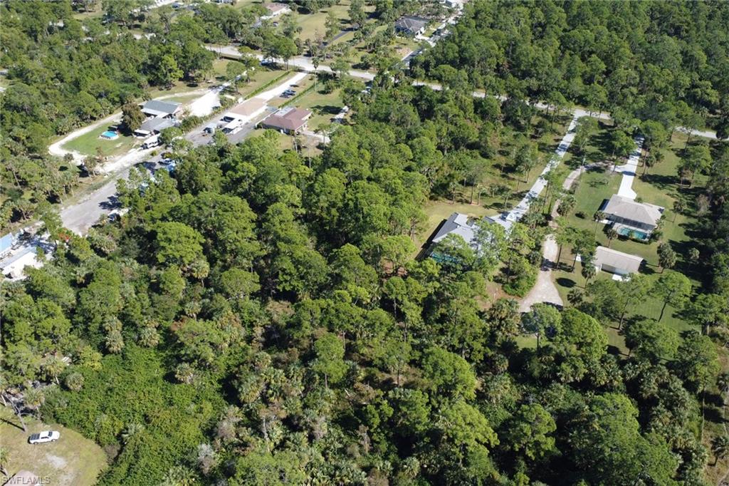Aerial view of property's location featuring a heavily wooded area