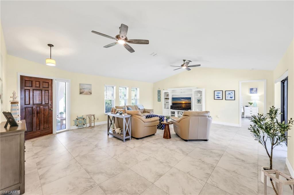 Living room with vaulted ceiling and a ceiling fan