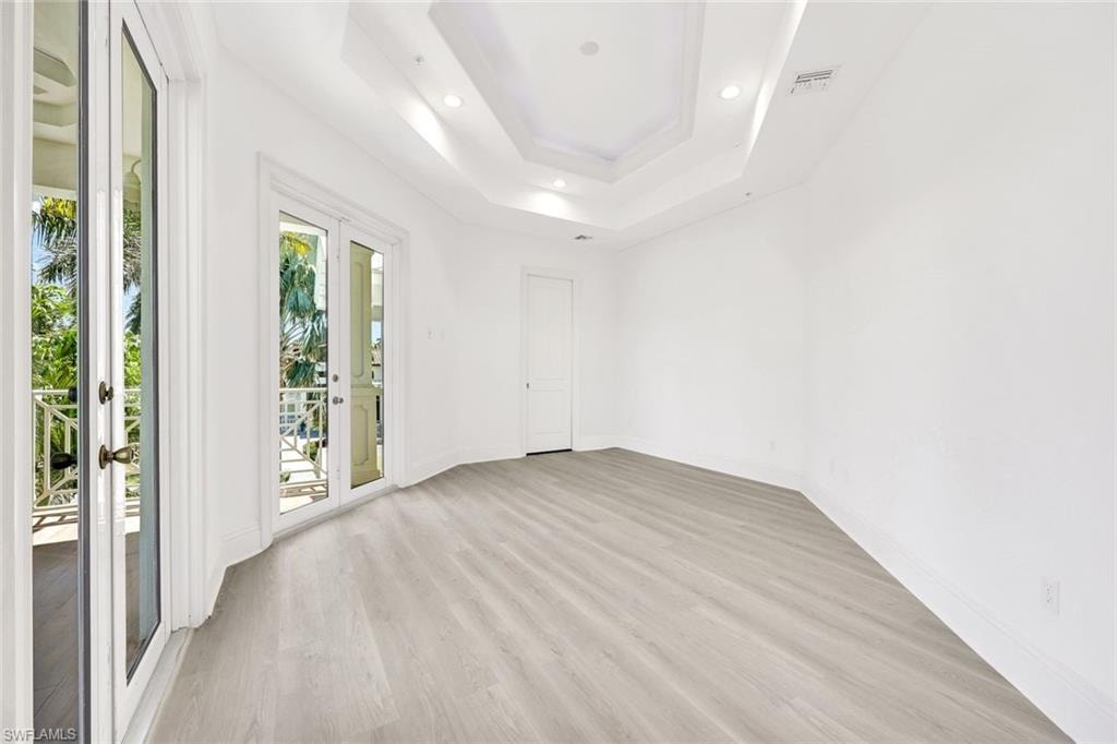 Middle guest- suite with  private balcony, large walk in closet.