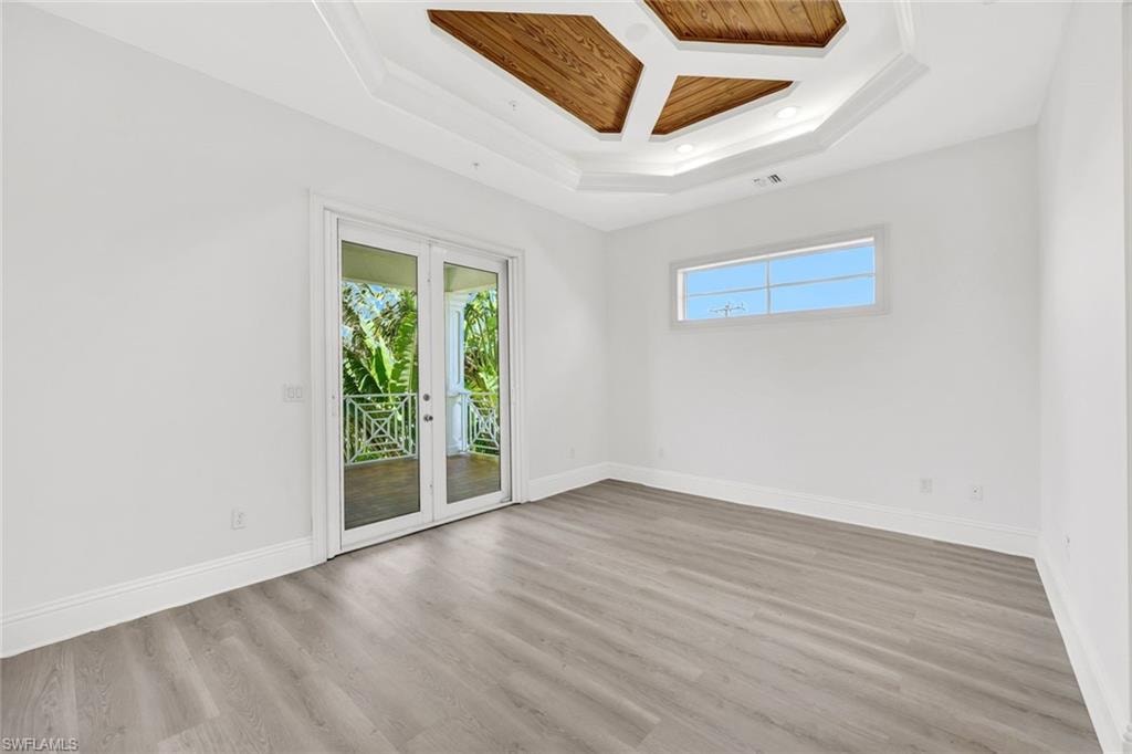 Back guest-suite  with private balcony and large walk-in closet