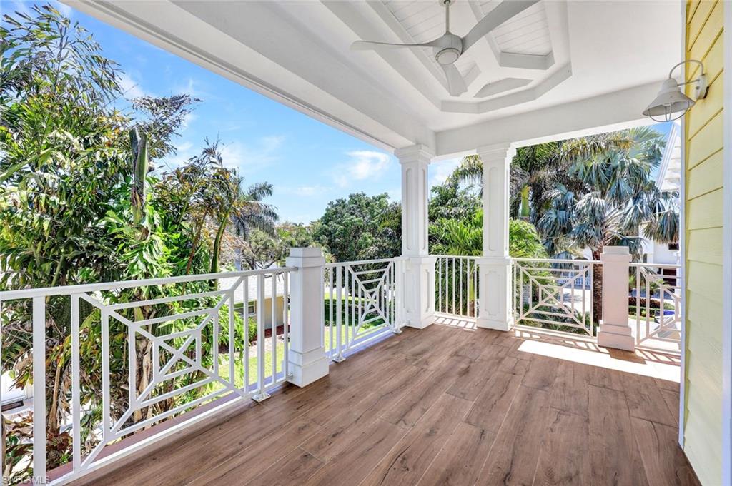 Middle guest-room balcony