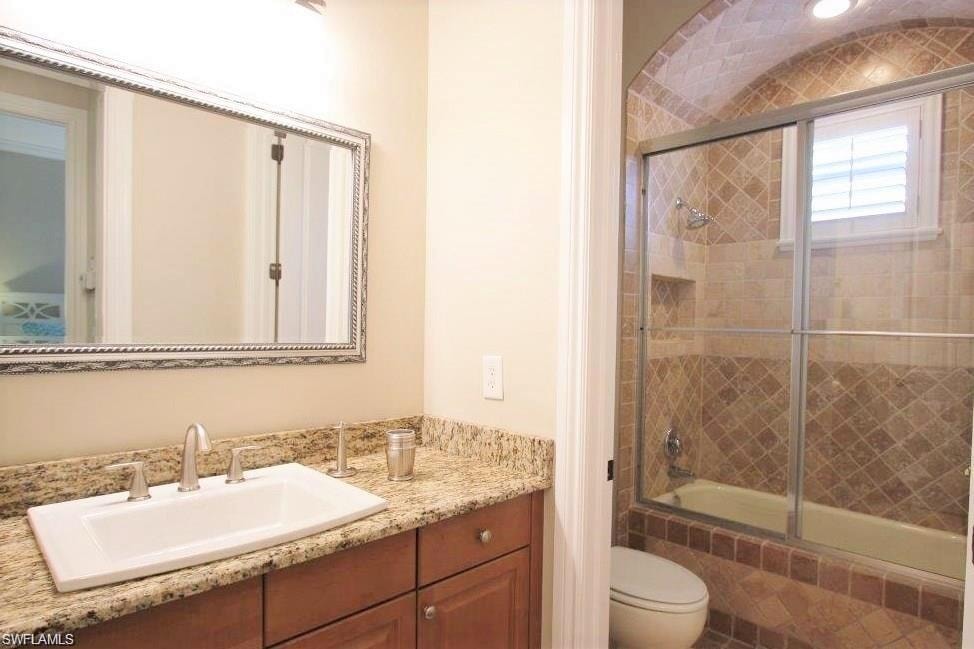 Full bath featuring tiled shower / bath and vanity