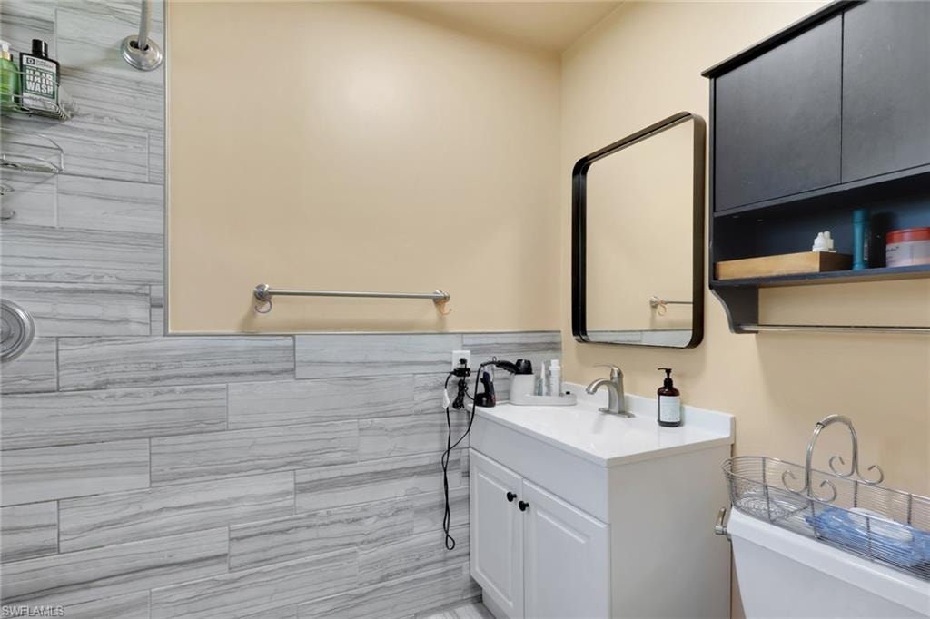 Guest House Full Bathroom