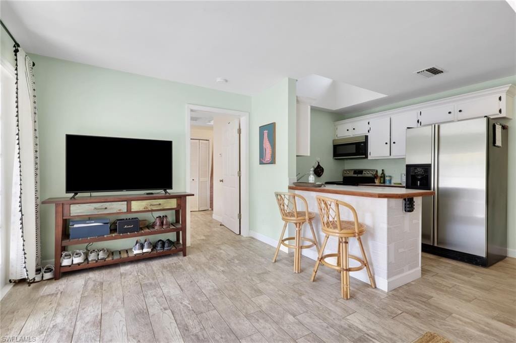 Guest House - Living Room, Dining Room, Full Kitchen, 1 Bedroom, 1 Bathroom, Washer/Dryer, Screened Patio Area