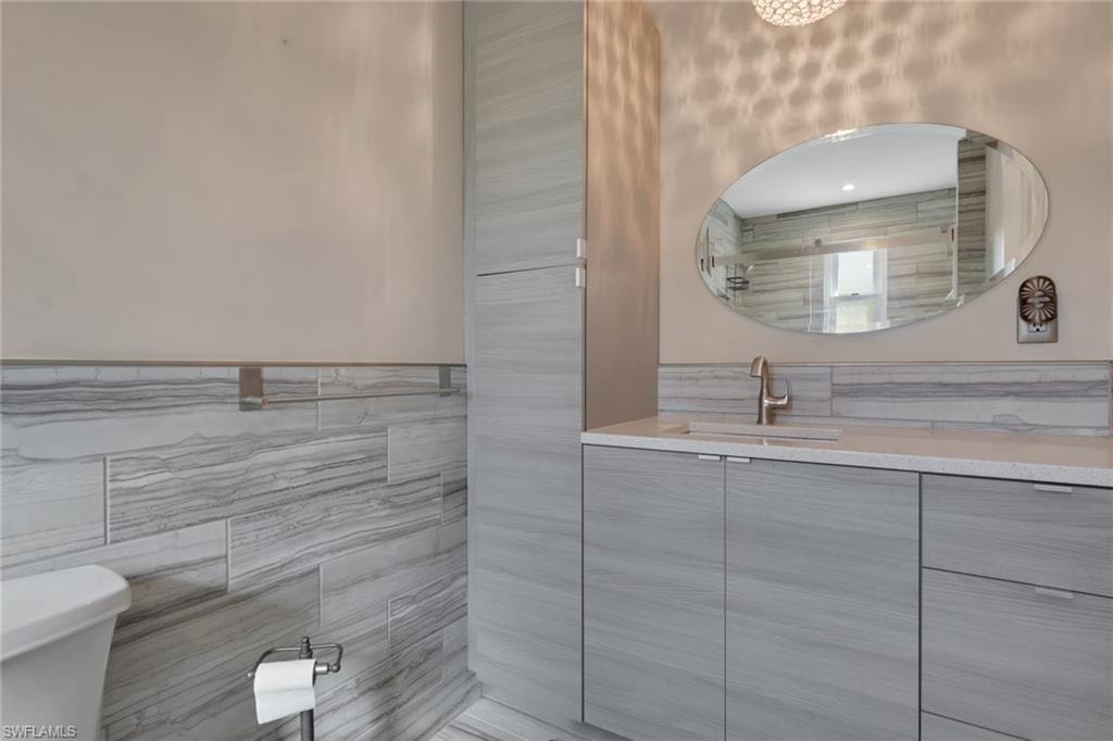 Beautifully updated master bathroom