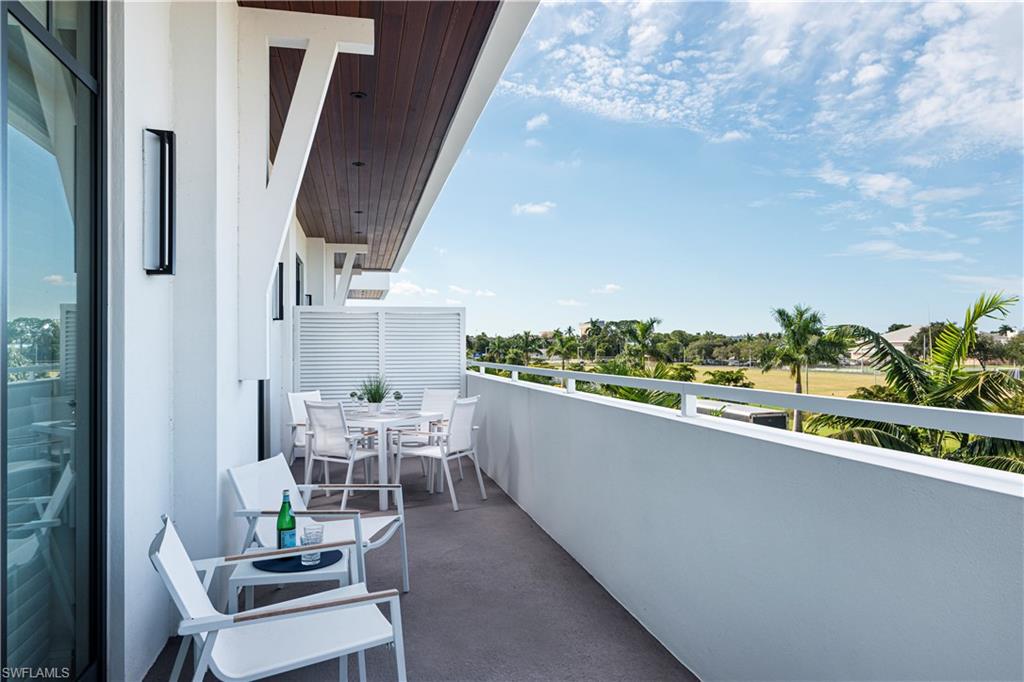 Large wrap around balcony, facing sunset west and north