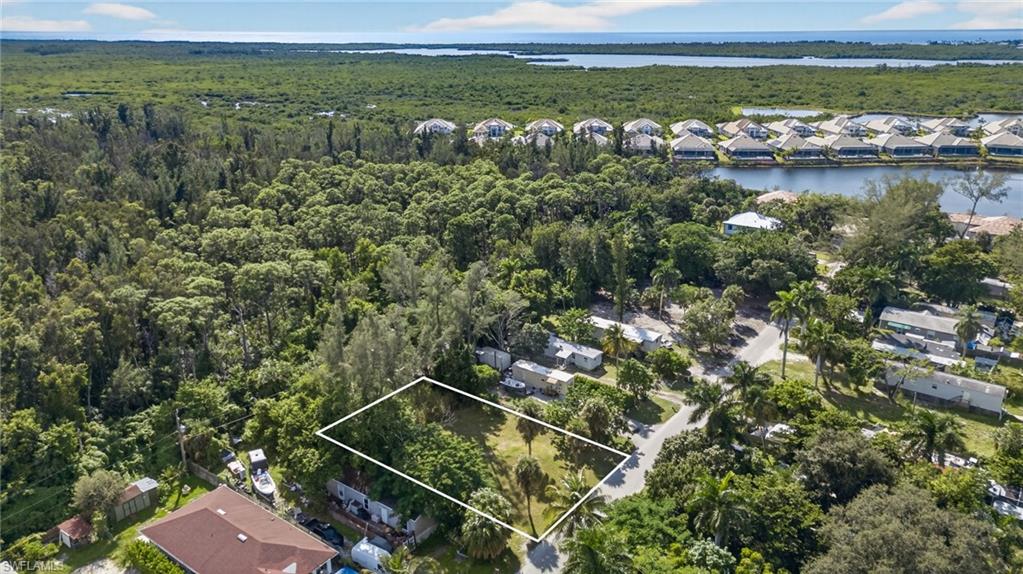 Close to the white sands of Naples Beach, Botanical Gardens, Celebration Park, Tin City, 3rd Street South, and the world-class shopping, dining, and entertainment of 5th Avenue.