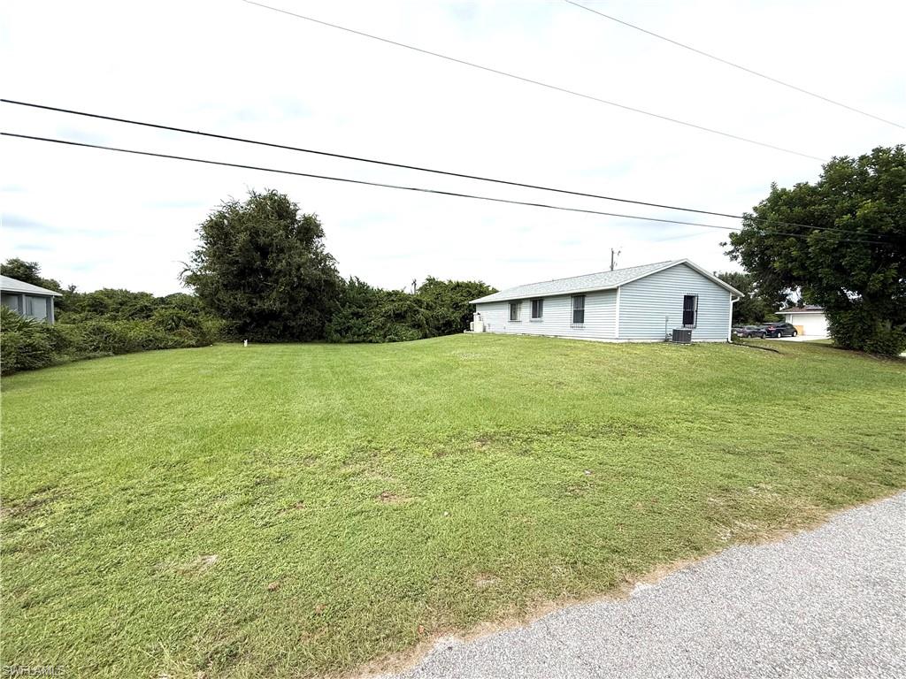 View of grassy yard