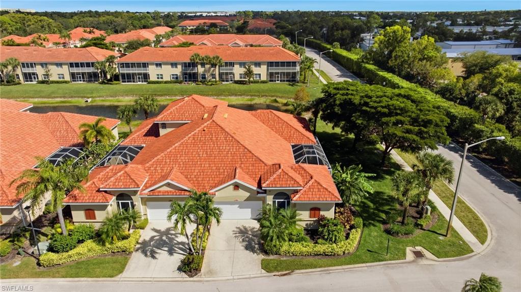 Bently View. Right Corner Lot. New Roof, Lake behind Villa, Bently View