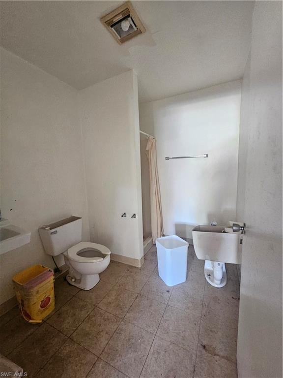 Full bath with a shower with shower curtain, visible vents, a sink, and toilet