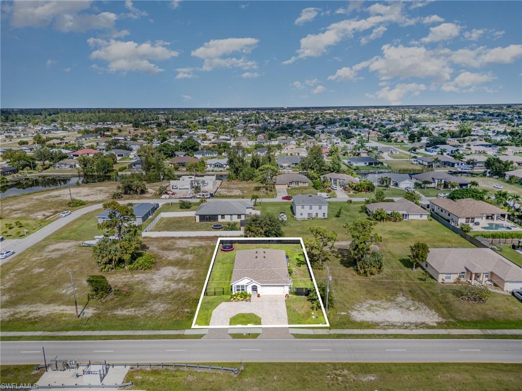 Aerial view of residential area featuring property parcel outlined