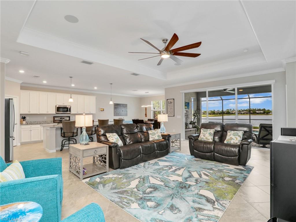 Huge Living area with Lake views!