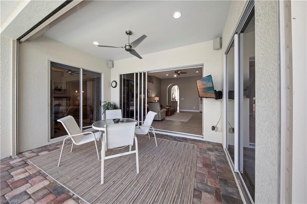 Sunroom / solarium with arched walkways