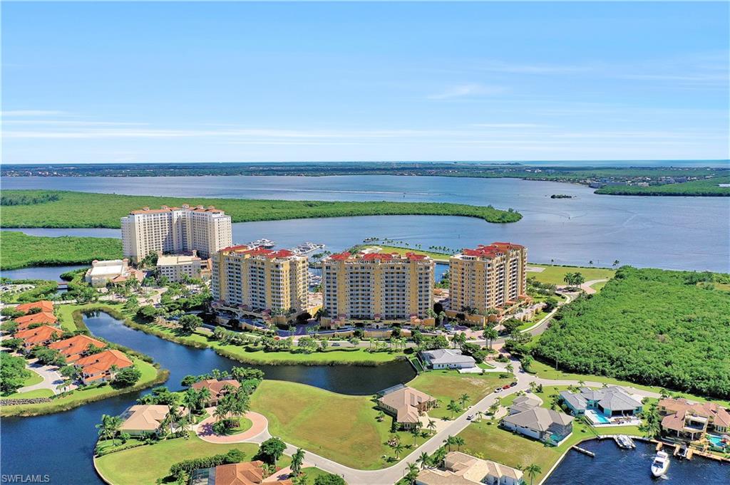 Bird's eye view of apartment complex / building