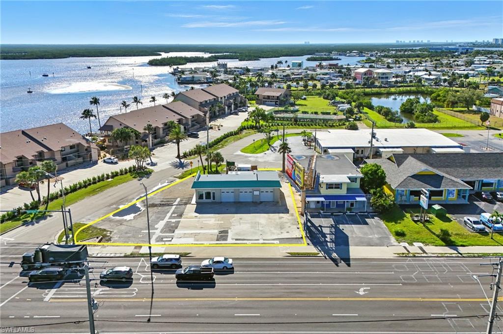 GREAT CORNER location at a signalized intersection — the busy gateway to Fort Myers Beach!