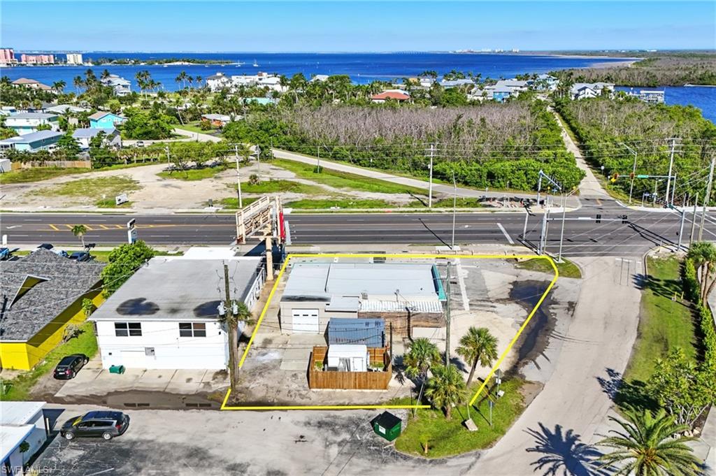 GREAT CORNER location at a signalized intersection — the busy gateway to Fort Myers Beach!