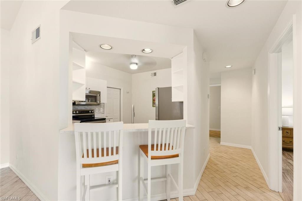 636 Windsor SQ 102 photo 6